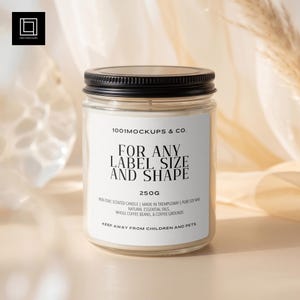 Mockup van een kaars in een doorzichtige pot, ontwerp van een etiket met zwart deksel (PSD), boho beige setting, Photoshop Smart Object, Print on Demand (POD) template, warme neutrale uitstraling