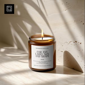 Könnte beinhalten: Eine brennende, braune Glas-Kerze mit einem weißen Etikett mit der Aufschrift "FOR ANY LABEL SIZE AND SHAPE". Die Kerze hat einen brennenden Docht und steht vor einem neutralen Hintergrund. Auf dem Etikett steht auch, dass die Kerze 250g wiegt.