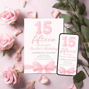 Op de afbeelding: Een verjaardagsuitnodiging met het nummer "15" in roze ballonstijl, het woord "fifteen" en evenementdetails. De uitnodiging staat op een witte achtergrond met een roze strik, omringd door roze rozen en bloemblaadjes. Een smartphone toont hetzelfde ontwerp.