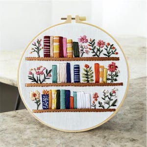 Bücherregal Stickpackung - DIY Handstickerei Set mit Hoop & Threads, Anfänger Stickpackung, modernes Geschenk für Buchliebhaber