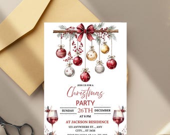 Könnte beinhalten: Eine Weihnachtsparty-Einladung mit Aquarellillustrationen. Die Einladung zeigt eine rote Schleife, hängende Ornamente und den Text "Christmas Party" mit Datum und Uhrzeit. Ein goldener Umschlag und eine Schere befinden sich im Hintergrund.
