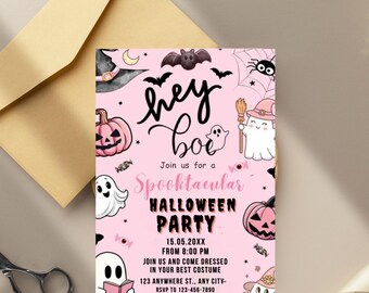 Op de afbeelding: Roze Halloween-feestuitnodiging met de tekst "Hey Boo" en "Spooktacular Halloween Party". De uitnodiging bevat illustraties van pompoenen, geesten, vleermuizen en een heks. Inclusief evenementdetails en RSVP-informatie.