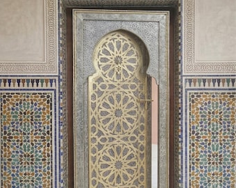 Puerta marroquí de madera tallada a mano, puerta de entrada geométrica arqueada de latón con pátina blanca, diseño de lujo, tamaño personalizado, hecha a medida.