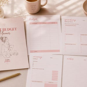 Op de afbeelding: Een zachtroze budgetplanner met de tekst "Soft Budget Planner" en illustraties. Er worden verschillende roze en witte budgetplanningsvellen weergegeven, samen met een gouden pen, een mok en decoratieve items. De planner is ontworpen voor financiële organisatie.