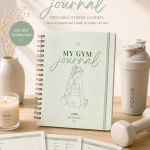 Op de afbeelding: Een lichtgroen fitnessdagboek met de tekst "MY GYM journal" en een lijntekening van een vrouw. De afbeelding bevat een waterfles, een halter en een kaars. Het dagboek is A5-formaat en is een printbaar fitnessdagboek.