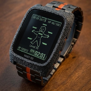 Peut inclure: Une montre numérique avec un boîtier de protection gris foncé texturé et un bracelet à maillons métalliques avec une bande centrale orange. L'écran affiche une interface verte avec le texte VAULT-TEC, 08-09-2077, HP 46/100, Level 35, MP 105012 et 02:01.