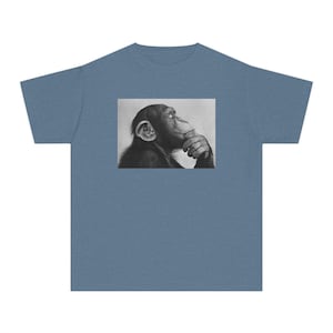 Maglietta unisex per ragazzi Kids Comfort Colors® Thinking Monkey, con illustrazione di una scimmia pensierosa.