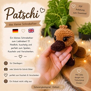 Puede incluir: Un juguete de ornitorrinco tejido a ganchillo en color marrón con pico y patas de color marrón oscuro, con ojos de seguridad negros. La imagen incluye texto en alemán: Patschi, das kleine Schnabeltier, PDF Anleitung zum Download, für Chenillegarn, viele Schritt-für-Schritt Bilder, perfekt zum Kuscheln & Verschenken, Ein Knäuel reicht völlig aus, Mit Liebe designt von Tinkerlyloop Designs, Schwierigkeitsgrad: Einfach.