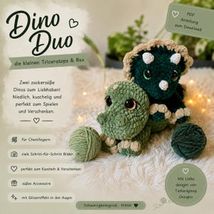Könnte beinhalten: Zwei gehäkelte Dinosaurier-Plüschtiere, ein Triceratops und ein Rex, in Grün- und Beigetönen. Das Bild enthält Wollknäuel und den Text "Dino Duo" und "PDF Anleitung zum Download."