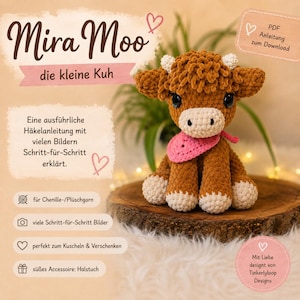 Puede incluir: Peluche de vaca marrón tejido con ganchillo con detalles blancos y una bufanda rosa. La imagen incluye el texto "Mira Moo" y "die kleine Kuh". El peluche está sentado sobre una superficie de madera. El peluche tiene ojos negros.