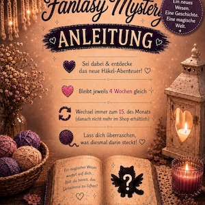 Könnte beinhalten: Eine Werbegrafik für ein Häkel-Mystery-Projekt mit dem Text Fantasy Mystery ANLEITUNG. Das Bild zeigt ein aufgeschlagenes Buch mit einer Fragezeichen-Silhouette, einen Korb mit Garnknäueln, eine Laterne, eine Kerze und eine Häkelnadel.