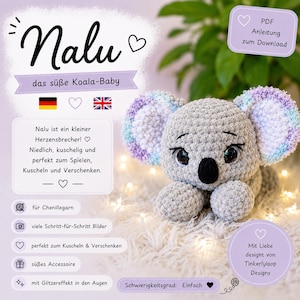 Könnte beinhalten: Ein gehäkeltes graues Koala-Spielzeug mit großen, flauschigen Ohren mit pastellfarbenen Akzenten in Lila, Blau und Rosa. Der Koala hat schwarze Sicherheitsaugen mit Glitzereffekt, eine schwarze Nase und gestickte Wimpern. Text auf dem Bild: Nalu, das süße Koala-Baby, und PDF Anleitung zum Download.