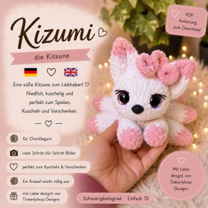 Könnte beinhalten: Ein weißes und rosafarbenes gehäkeltes Plüschtier in Form eines fuchsartigen Wesens mit großen dunklen Augen, spitzen Ohren und mehreren Schwänzen. Das Bild enthält Text wie Kizumi, die Kitsune sowie Informationen zum PDF-Download und Design.