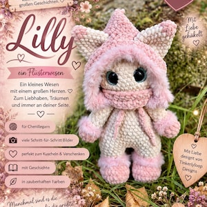 Op de afbeelding: Een gehaakte knuffel genaamd Lilly, met een crèmekleurig lichaam, een roze capuchon met puntige oren en grote donkere ogen. De pop draagt een bijpassende roze sjaal en pluizige roze boorden aan de handen en voeten, aangeboden als PDF-patroon.