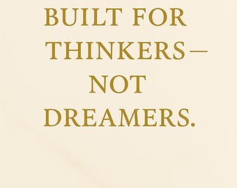 Puede incluir: Fondo color crema con texto dorado: «BUILT FOR THINKERS - NOT DREAMERS». Debajo, «VIRTÙ GOAL PLANNER».