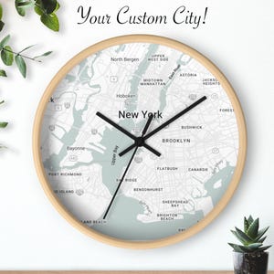 Horloge murale personnalisée avec plan de la ville, décoration d'intérieur moderne, cadeau unique, montre élégante, oeuvre d'art murale personnalisée