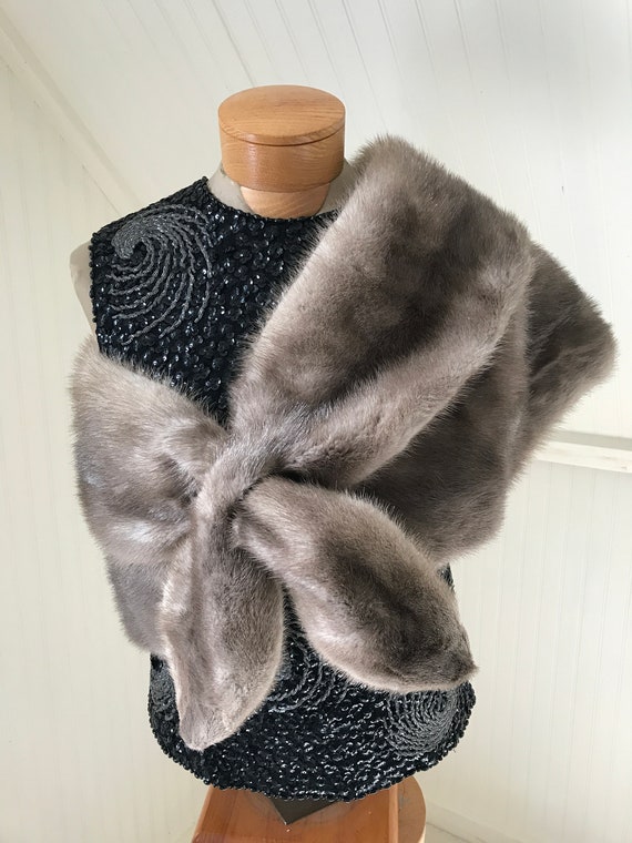 Dramatic Vintage 1950s German Mink Fur Cape or Wr… - image 2