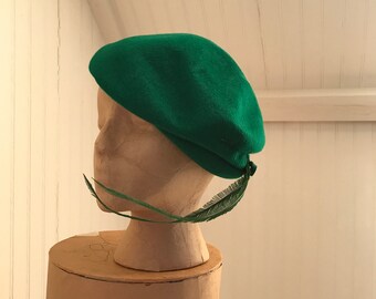 Vintage 1950s Asymmetrical Beret in Fuzzy Wool Felt, Hunter Green with Feathers, fits most