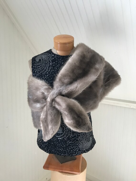 Dramatic Vintage 1950s German Mink Fur Cape or Wr… - image 3