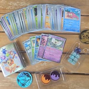 Pokémon-Karten – Grab Bag – 50 authentische Karten + 5 Holo/Reverse Holo – Würfel, 2 Münzen & 5 Schutzhüllen inklusive!