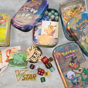 Kit misterioso per collezionisti - Porta carte, accessori TCG, carte, oggetti da collezione e latta - Un regalo TCG, un regalo per i fan, un regalo per lui o un regalo per lei