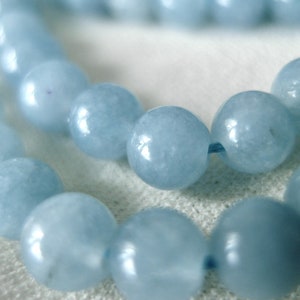 Abalorios de piedra redonda azul de 6 mm, hilo de 15", 60 abalorios. ENVÍO GRATIS en pedidos de 75 USD o más con el código FREE75.
