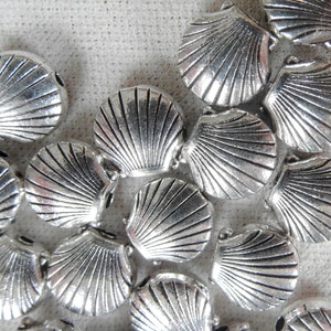 30 perles intercalaires en forme de coquille Saint-Jacques de ton argent vieilli de 10 mm, 2,5 mm d'épaisseur, paquet de 30 pièces