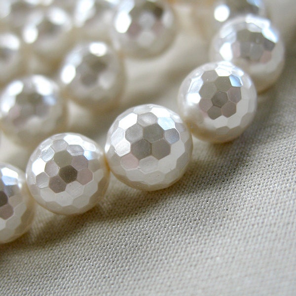 Perlas de concha redondas facetadas blancas de 8 mm, hebra de 16", 48 perlas