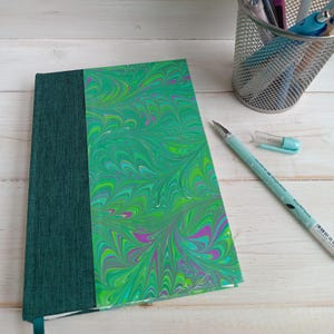 Handgjord marmorerad journal, skissbok med dekorerade kanter, handbunden konstnärsbok