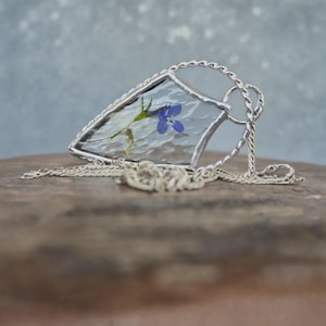 Romantic custom keychain — real pressed forget-me-not in a handmade stained glass pendant. Botanical charm for her with dried flower art.