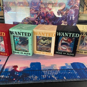 Caixa de baralho OPTCG WANTED com janela de líder, acomoda 100 cartas com manga tamanho St