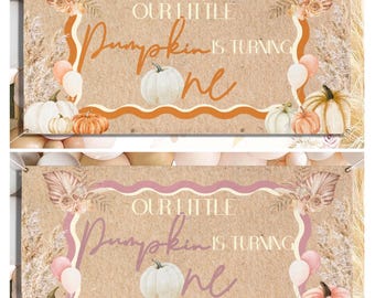 Può includere: Due banner con la scritta "OUR LITTLE Pumpkin IS TURNING one". I banner presentano zucche, palloncini e accenti floreali nei toni dell'arancione, bianco e rosa. Lo sfondo è marrone chiaro.