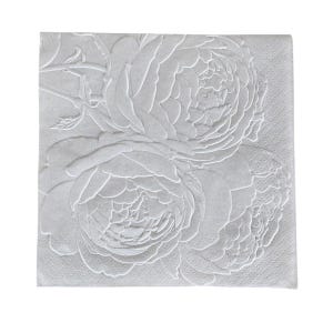 Puede incluir: Una servilleta de papel cuadrada blanca con un dise&ntilde;o floral en relieve. El dise&ntilde;o presenta tres grandes y detalladas flores de peon&iacute;a con p&eacute;talos y hojas texturizadas. La servilleta tiene un sutil patr&oacute;n de puntos.