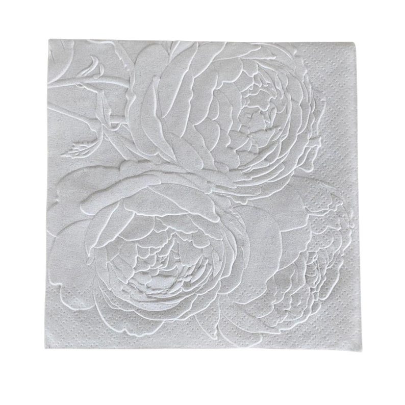Puede incluir: Una servilleta de papel cuadrada blanca con un dise&ntilde;o floral en relieve. El dise&ntilde;o presenta tres grandes y detalladas flores de peon&iacute;a con p&eacute;talos y hojas texturizadas. La servilleta tiene un sutil patr&oacute;n de puntos.