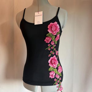 Camiseta sin mangas rosa con bordado de rosas florales