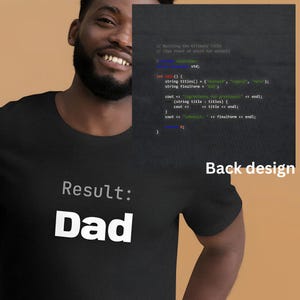 以下が含まれることがあります： 「Result: Dad」の文字が白でプリントされた黒いTシャツ。背中にはコンピューターコードと「Back design」の文字がデザインされています。