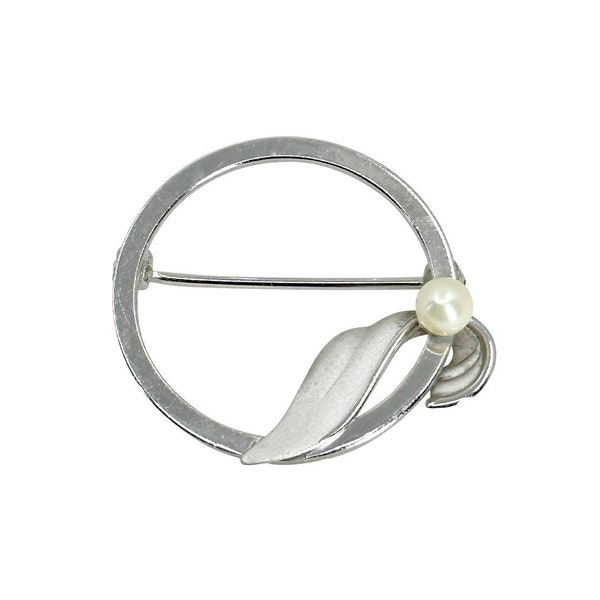 De Curtis Brushed Leaf Japanese Saltwater Akoya Cultured Pearl Vintage Circle Brooch- Sterling Silver