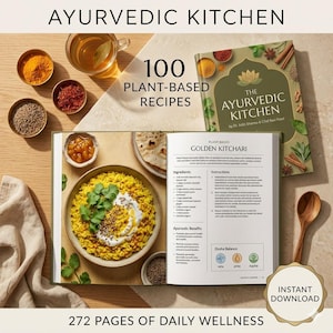 Könnte beinhalten: Ein offenes Kochbuch, "The Ayurvedic Kitchen", zeigt ein goldenes Kitchari-Rezept. Das Bild zeigt 100 pflanzliche Rezepte, Schalen mit Gewürzen und eine Tasse Tee. Das Buchcover ist grün mit einem Lotus-Design.