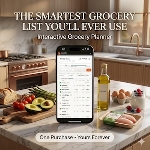 Peut inclure: Un smartphone affiche une application de liste de courses avec le texte « THE SMARTEST GROCERY LIST YOU'LL EVER USE ». Des produits frais, des œufs et des poitrines de poulet sont disposés sur un comptoir. Une bouteille d'huile d'olive et un pot de baies sont également visibles.