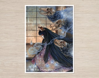 Puede incluir: Una ilustración de acuarela de una mujer con el pelo largo y negro y una máscara de zorro, de pie en una habitación con una ventana de estilo japonés. Tres cabezas de animales esqueléticos con pelaje azul flotan detrás de ella, con formas de lágrimas azules que caen de ellas.