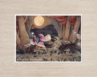 Puede incluir: Una mujer con el pelo largo y negro y una cola de zorro corre por un bosque oscuro con una luna llena en el fondo. Lleva un kimono rosa y blanco y está rodeada de orbes blancos brillantes. El texto "Tea Fox Illustrations" está en la esquina inferior izquierda.