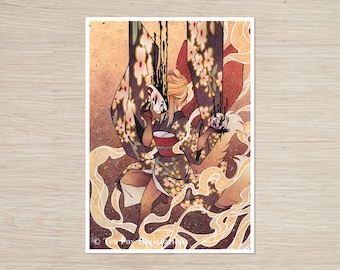 Puede incluir: Una mujer con un kimono de estampado floral sostiene una máscara frente a su rostro. El fondo es un patrón de humo y nubes que se arremolina. La imagen está en una paleta de colores apagados de marrones, dorados y rojos.