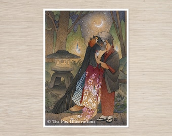 Puede incluir: Una impresión ilustrada que representa a dos figuras con vestimenta tradicional japonesa, abrazándose bajo una luna creciente. La obra de arte, ambientada en un jardín con una linterna de piedra, utiliza una paleta de rojos, marrones y verdes. Incluye el texto "Tea Fox Illustrations".