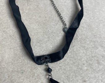 Gargantilla de cinta negra con diamantes de imitación, conjunto Claire's con pendientes.