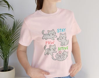 Camiseta Stay Pawsitive Cat – Gatito Kawaii, Colores Pastel