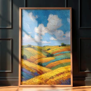 Puede incluir: Una pintura de paisaje enmarcada representa colinas onduladas bajo un cielo azul brillante con nubes blancas y esponjosas. Las colinas están pintadas en tonos de amarillo, verde y azul, creando una obra de arte vibrante y texturizada. El marco es de color marrón claro.