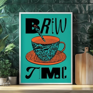 Puede incluir: Una impresión artística enmarcada con las palabras "BREW TIME" en negro. La imagen presenta un fondo turquesa con una taza de café y un platillo con patrones florales naranjas y turquesas. Hay una cuchara en la taza. La impresión se muestra sobre una superficie de madera.
