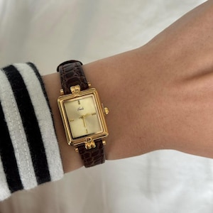 Gold Tone Dial Wrist Watch Brown Leather Strap Plated Stainless Steel Vintage Style Minimalist Adjustable Quartz Movement Elegant Timepiece