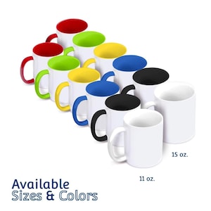 Puede incluir: Tazas de cer&aacute;mica blancas con interiores y asas de colores rojo, verde, amarillo, azul y negro. Las tazas est&aacute;n disponibles en tama&ntilde;os de 312 ml y 425 ml. El texto de la imagen dice "Available Sizes & Colors."