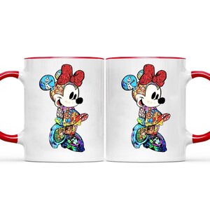Puede incluir: Dos tazas de cer&aacute;mica blanca con bordes y asas rojas. Cada taza presenta una colorida ilustraci&oacute;n de Minnie Mouse, adornada con un lazo rojo y varios dise&ntilde;os de personajes de Disney. Las tazas est&aacute;n sobre un fondo blanco.
